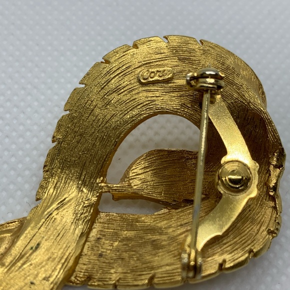 Vintage Signed Coro Yellow Gold Tone Brooch - Picture 5 of 7